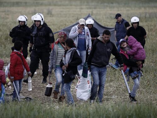 Gli immigrati lasciano il campo profughi di Idomeni