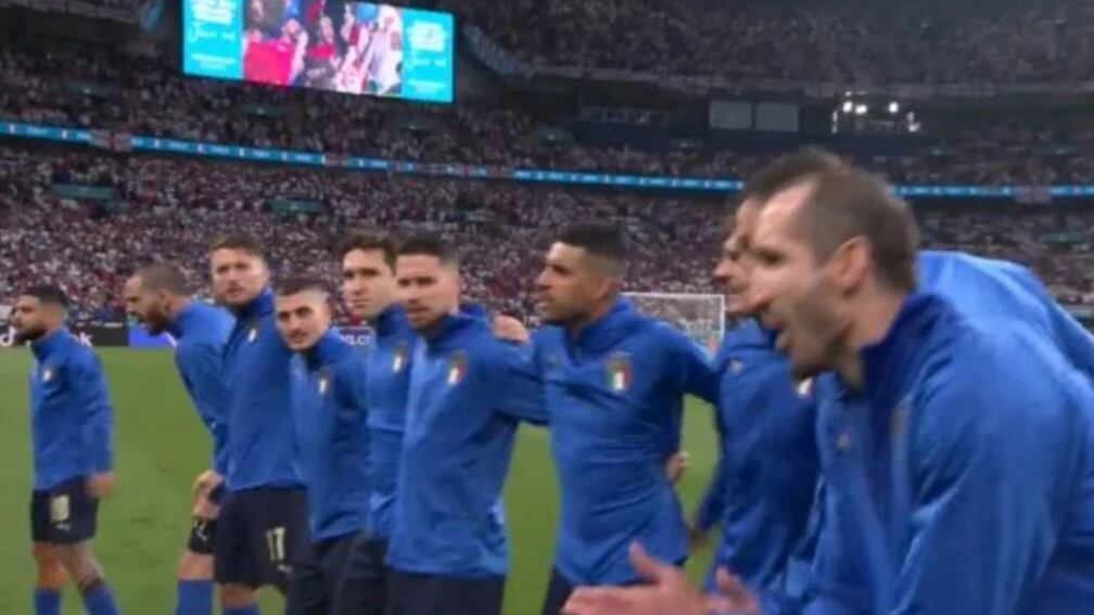 Fischi all'inno di Mameli. Gli Azzurri regiscono così