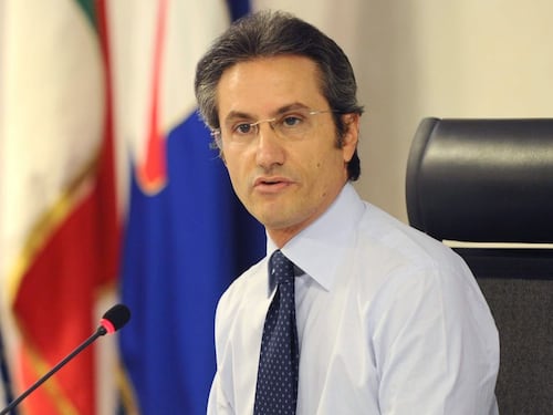 Caldoro corre per il bis ma sul voto incombono faida dem e astensione
