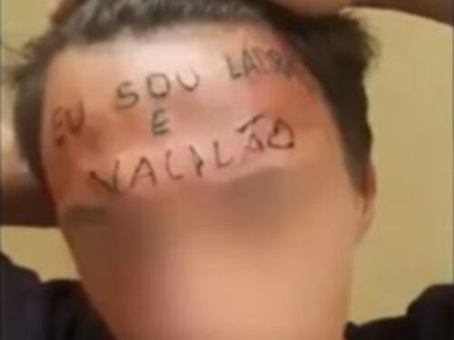 Brasile, credono sia un criminale e gli tatuano "ladro" sulla fronte