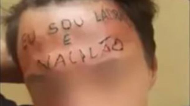Brasile, credono sia un criminale e gli tatuano "ladro" sulla fronte