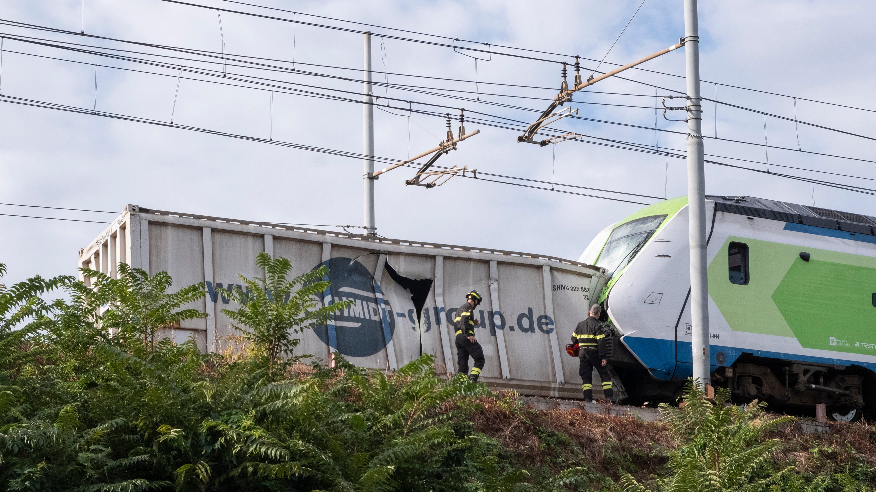 Milano, treno con 200 passeggeri contro container. Ferito il macchinista e ritardi