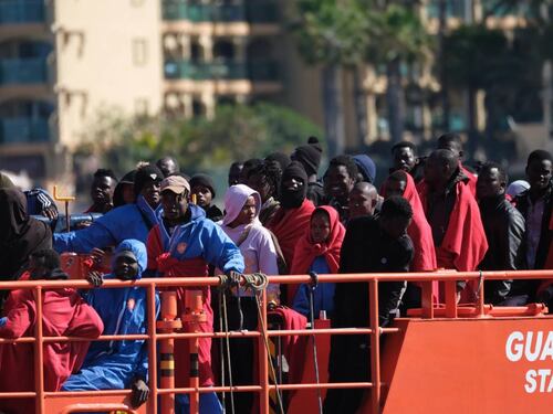 Migranti, sindaci in rivolta contro l'accoglienza: il dietrofront che imbarazza il Pd