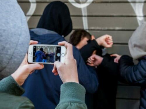 Violenza online sui minori: una legge per mettere un argine