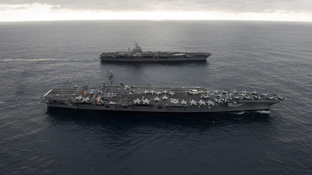 Gli Usa: "Razzi iraniani contro una nostra portaerei all'imbocco del Golfo Persico"