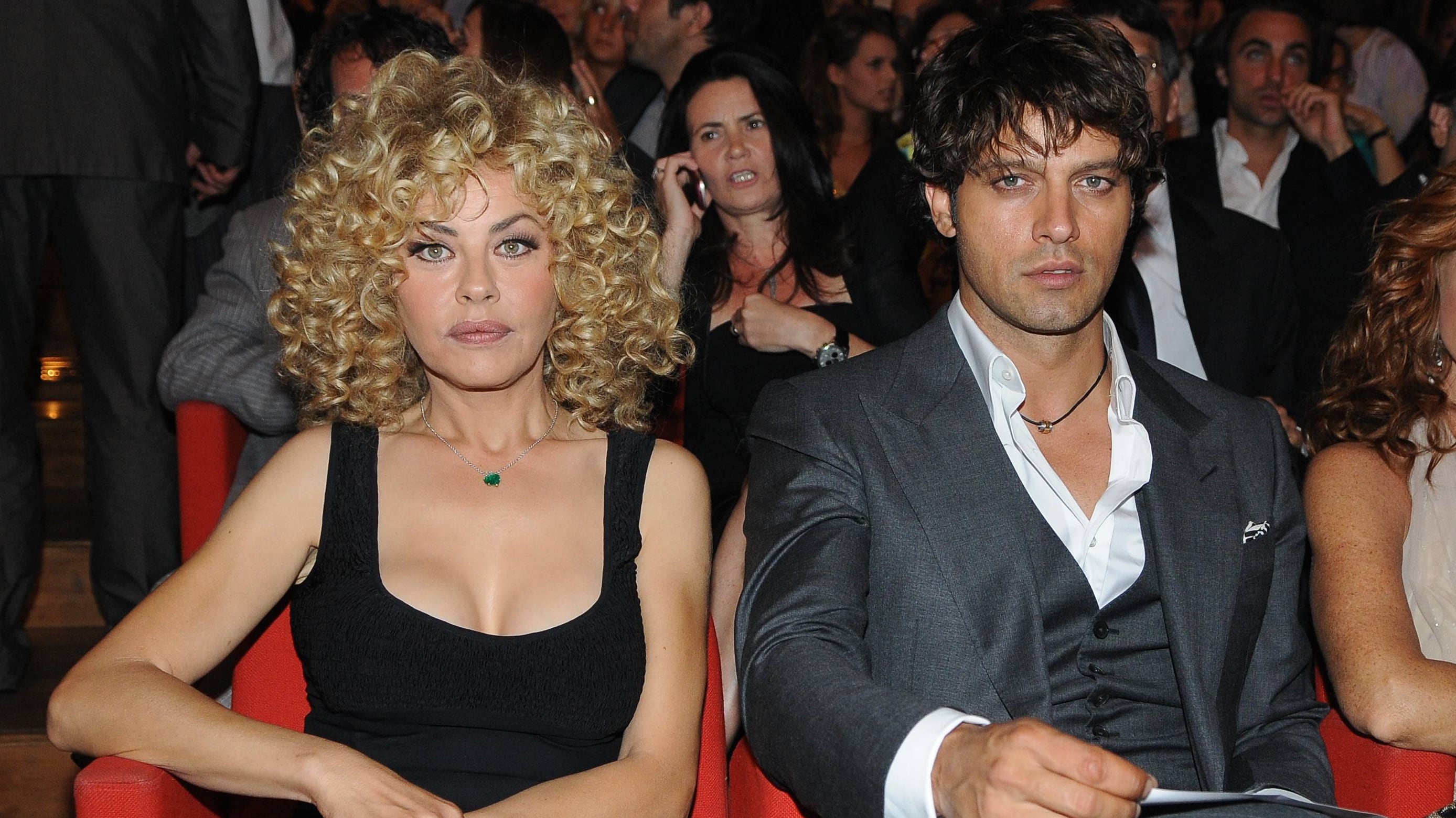 L'incontro sul set, la differenza di età, i gossip: la storia d'amore tra Eva Grimaldi e Gabriel Garko