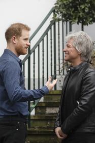 Londra, il principe Harry incontra Jon Bon Jovi 4
