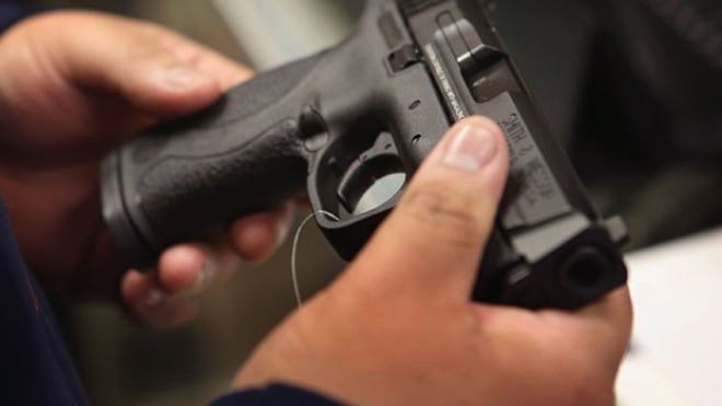 Roma, tassista non lo porta a Firenze: cinese estrae pistola e spara