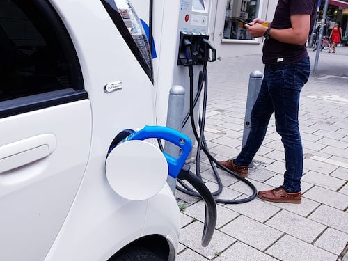 Sulle auto elettriche l'Europa rifletta