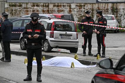 Paura a Napoli, spari in pieno giorno: muore un 48enne. Le immagini 2