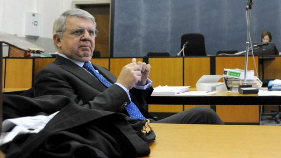 Calci e pugni contro l'ex avvocato di Berlusconi