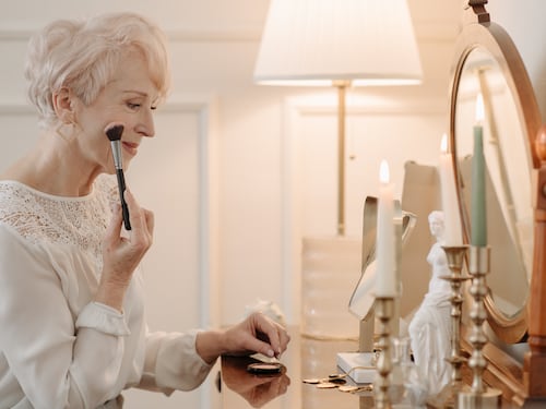 Trucco a 60 anni, come nascondere le rughe del collo