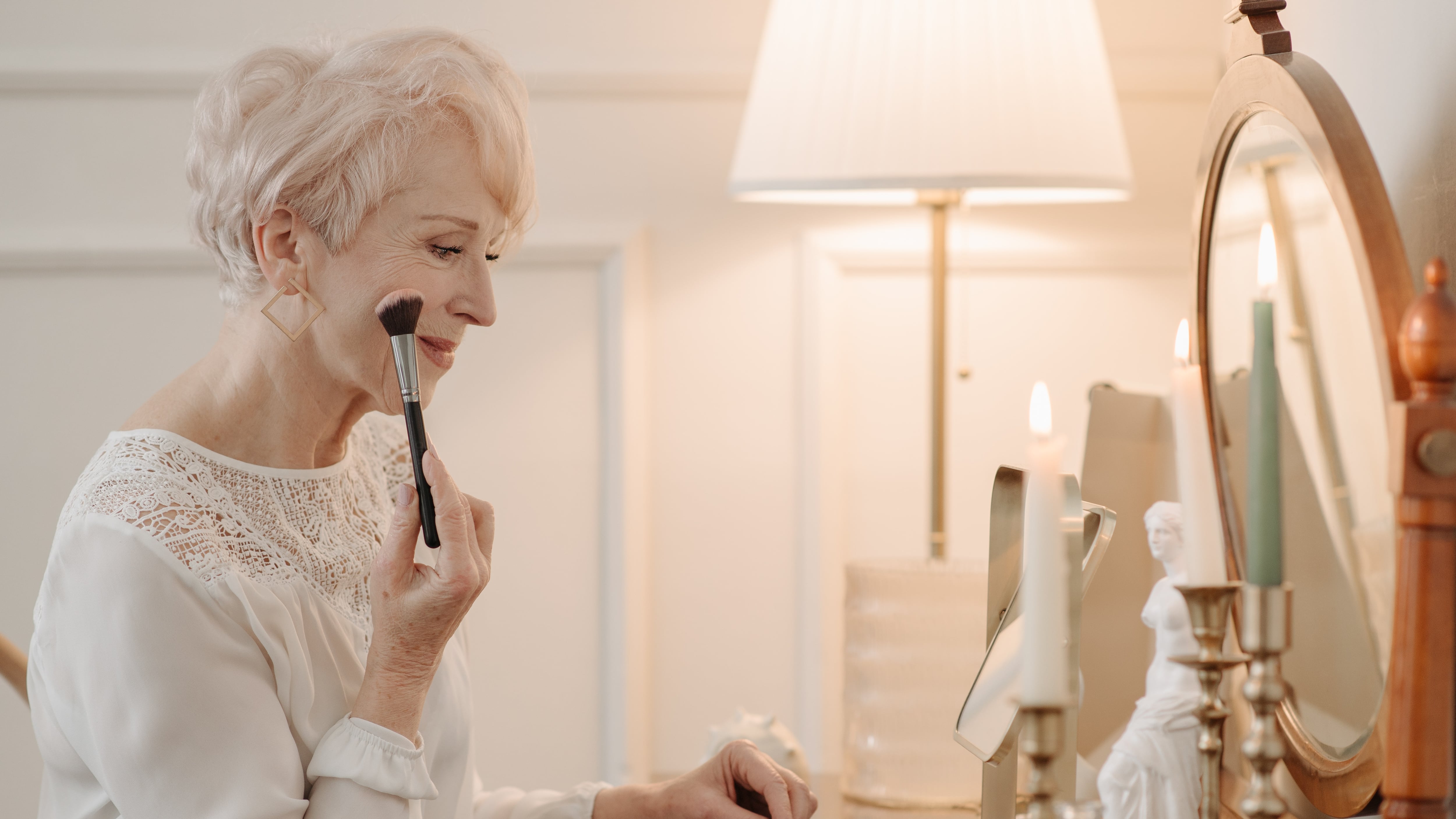 Trucco a 60 anni, come nascondere le rughe del collo