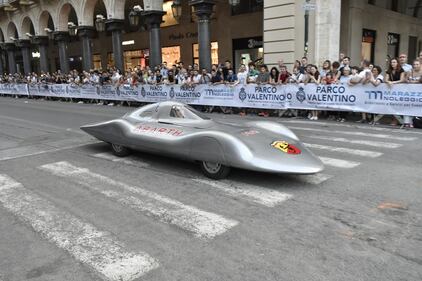 Sfilata di automobili a Torino per il Motor show 10
