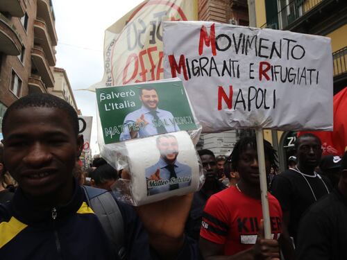 Napoli, l'odio va in piazza: migranti e antagonisti contro Salvini