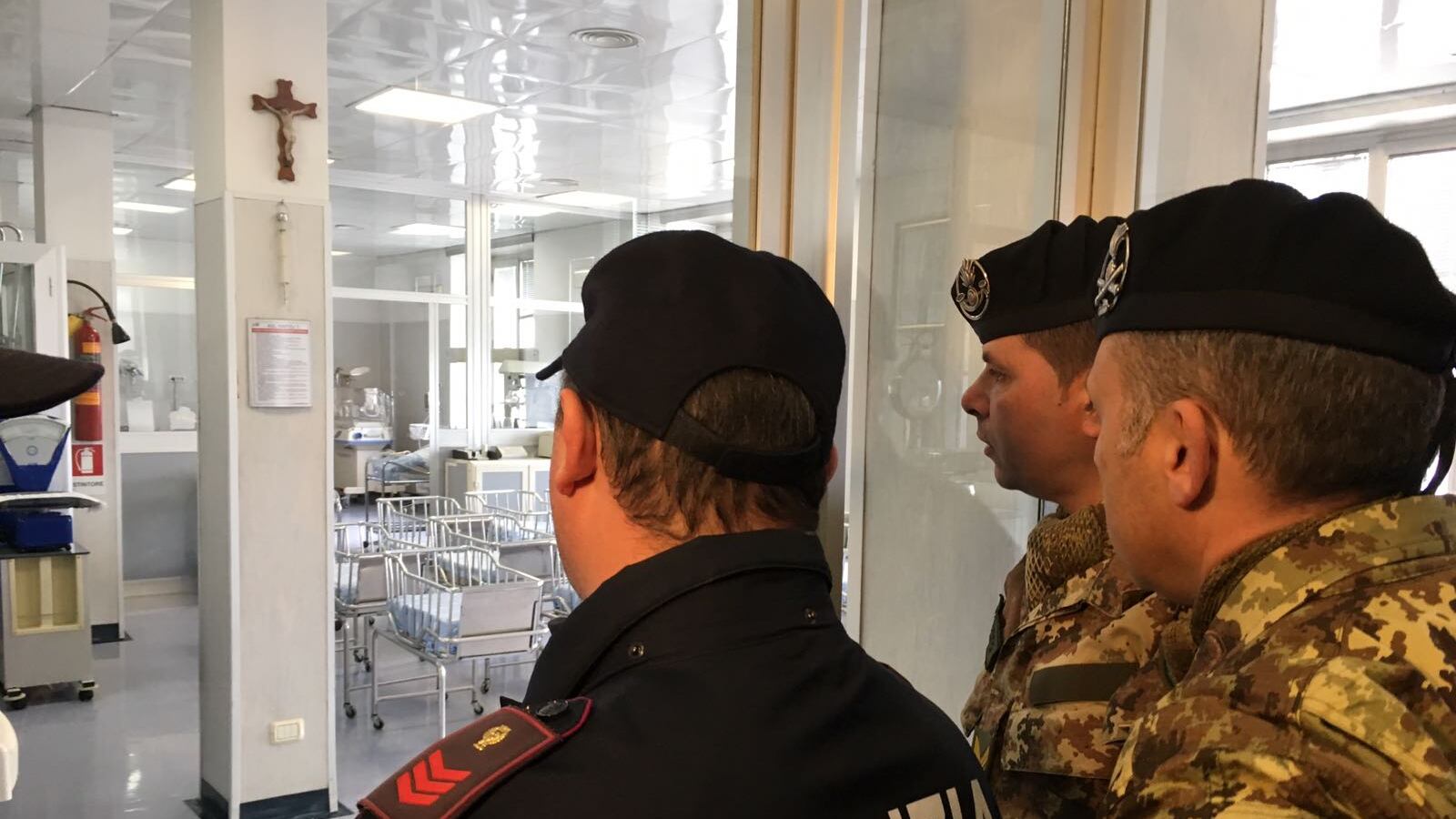 Partorisce e getta il figlio tra i rifiuti, arrestata ucraina
