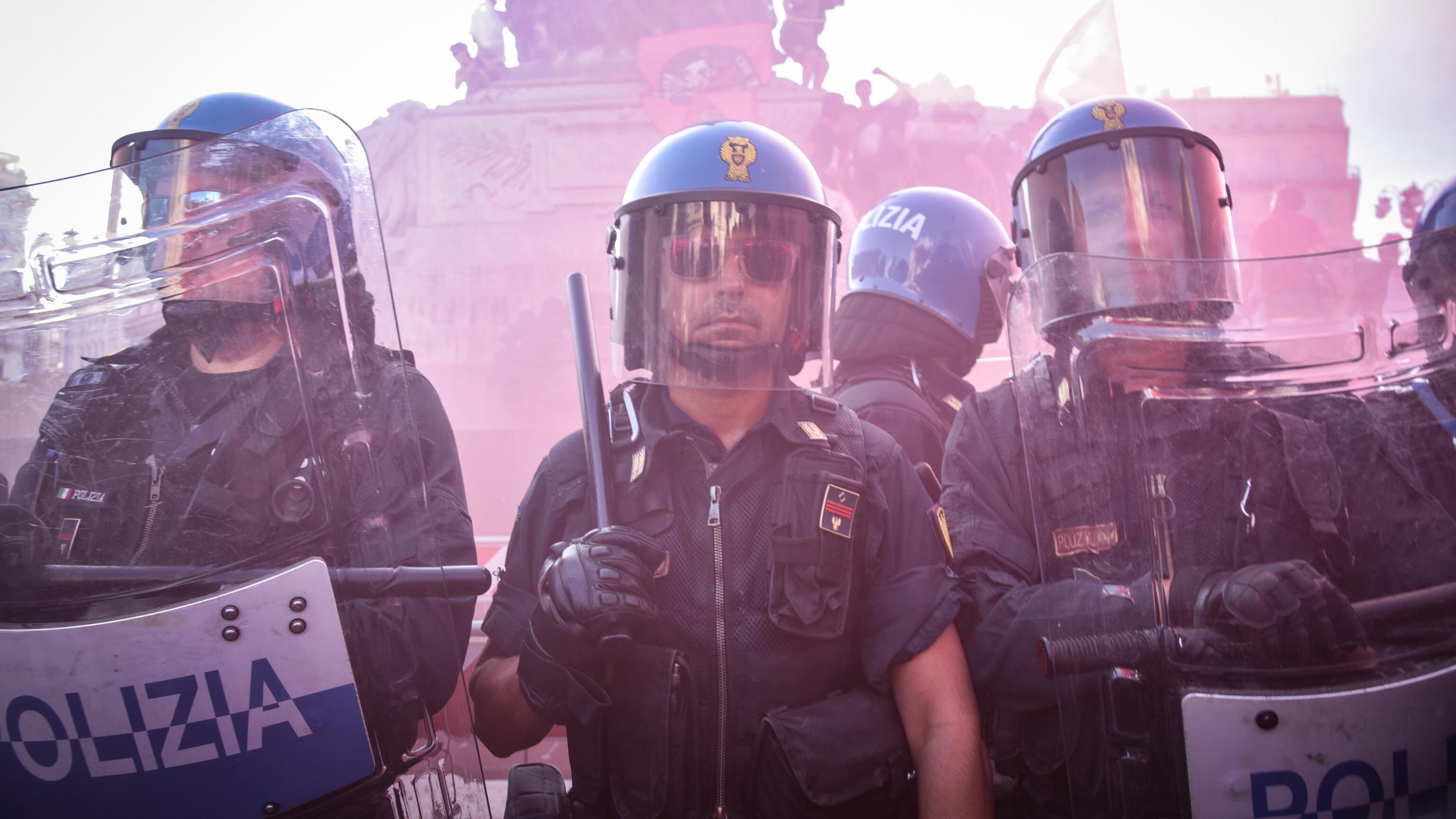 Gli amici violenti del Leoncavallo. Petardi e insulti contro Piantedosi