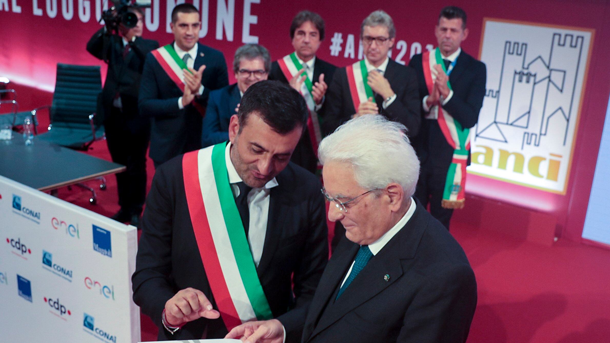 La sceneggiata dei sindaci ribelli: "Restituiamo la fascia Tricolore a Salvini"