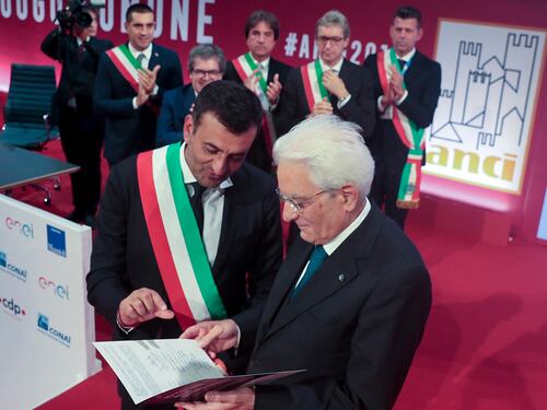 La sceneggiata dei sindaci ribelli: "Restituiamo la fascia Tricolore a Salvini"