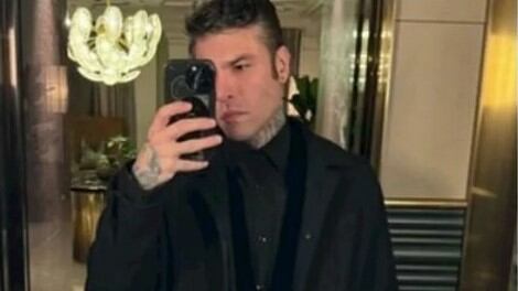 Fedez avvistato a Londra, con lui un'altra donna. Ecco chi è