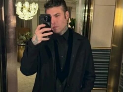 Fedez avvistato a Londra, con lui un'altra donna. Ecco chi è