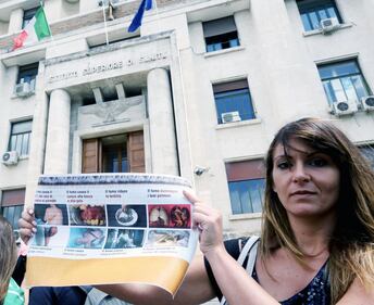 Giornata contro il tabacco: protesta hot davanti al ministero dell Salute 4