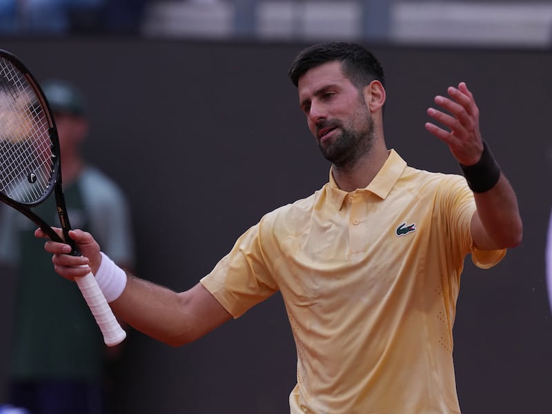 Paura in campo, malore per Djokovic e clamorosa eliminazione all’esordio a Cincinnati: “Tornare qui? Non credo”