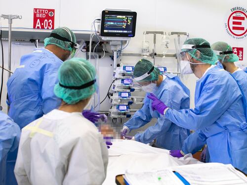 Proposta choc dalla Svizzera: niente terapia intensiva ai negazionisti del Covid