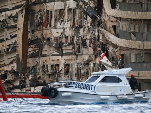 La fiancata danneggiata della nave da crociera