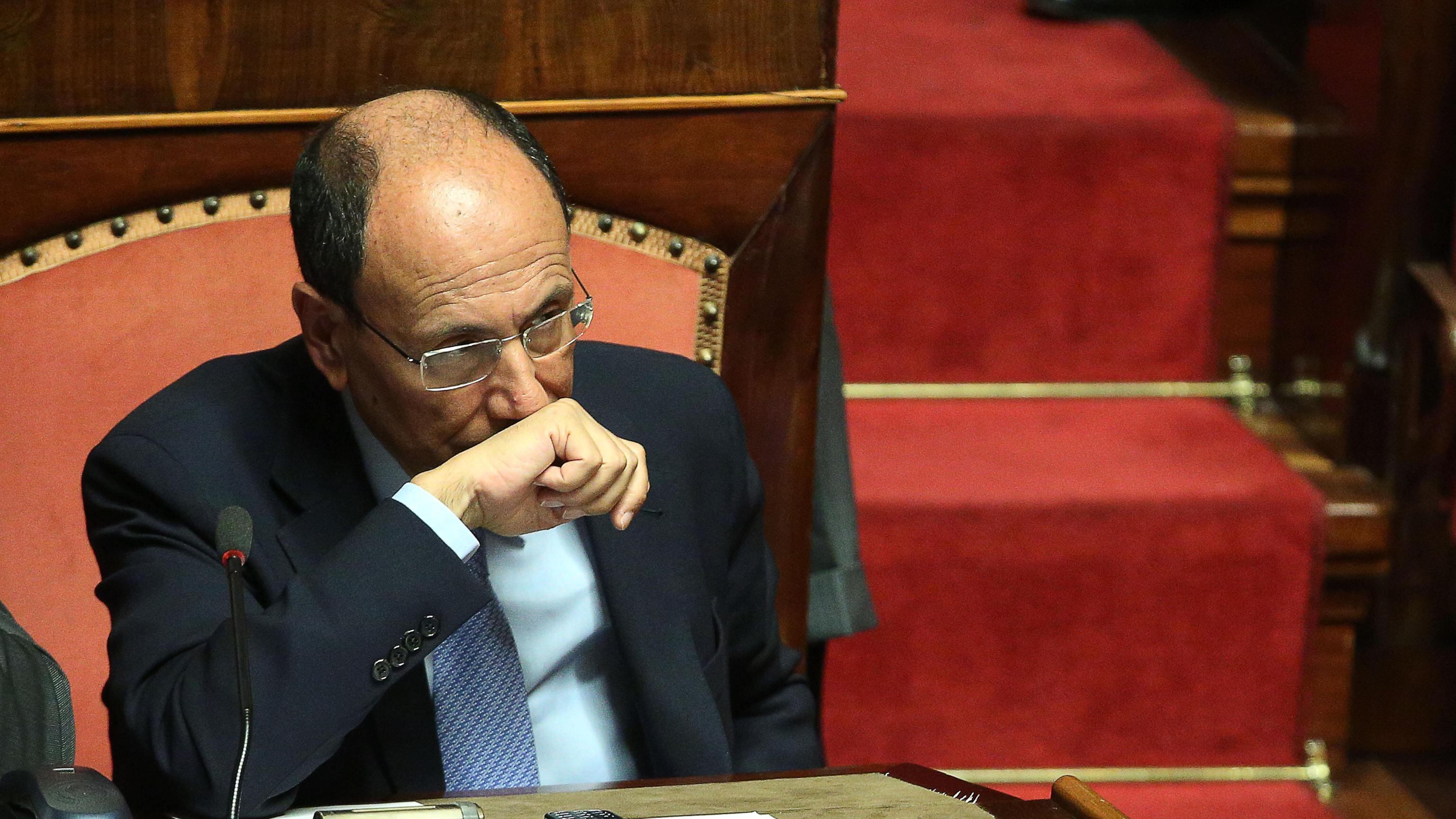 Il gran rifiuto di Schifani: niente firma per il Cav