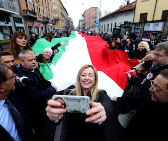 Fratelli d'Italia con tricolore di 500 metri in via Padova  10