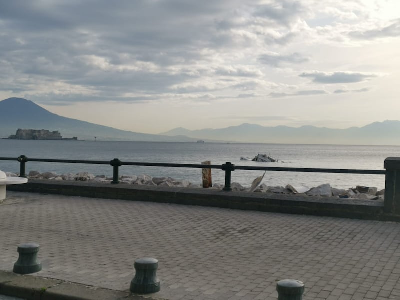 Natante affondato Napoli 2