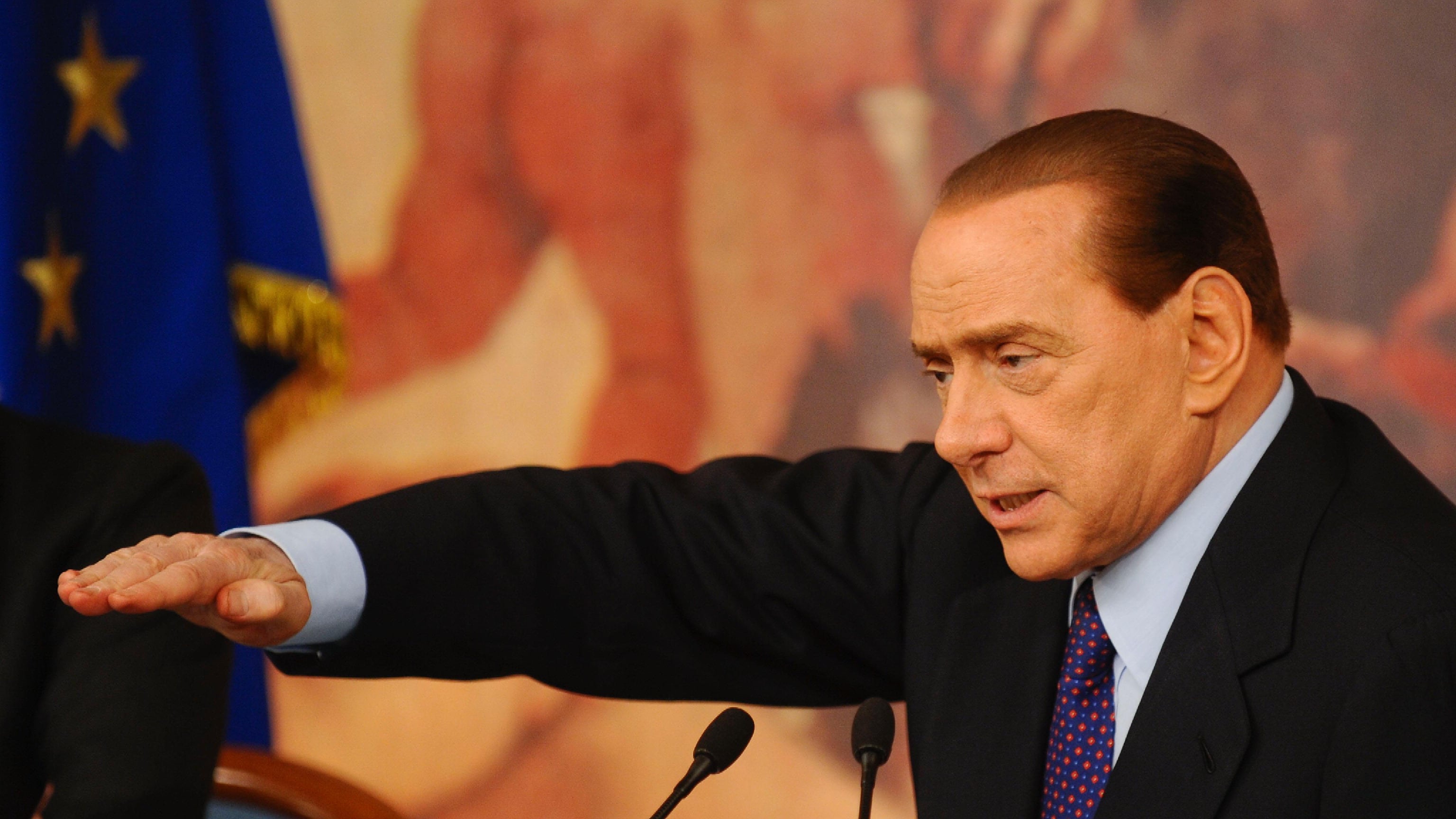 Berlusconi, ecco il patto del parlamentare: "Solo due mandati, stipendi e parlamentari dimezzati"