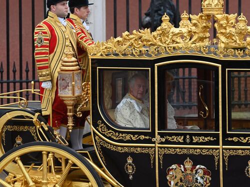 Le carrozze d'oro per Re Carlo: ecco perché se ne utilizzano due