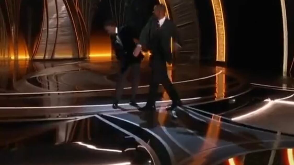"Il nome di mia moglie...". E Will Smith tira uno schiaffo all'attore
