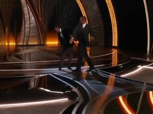 "Il nome di mia moglie...". E Will Smith tira uno schiaffo all'attore