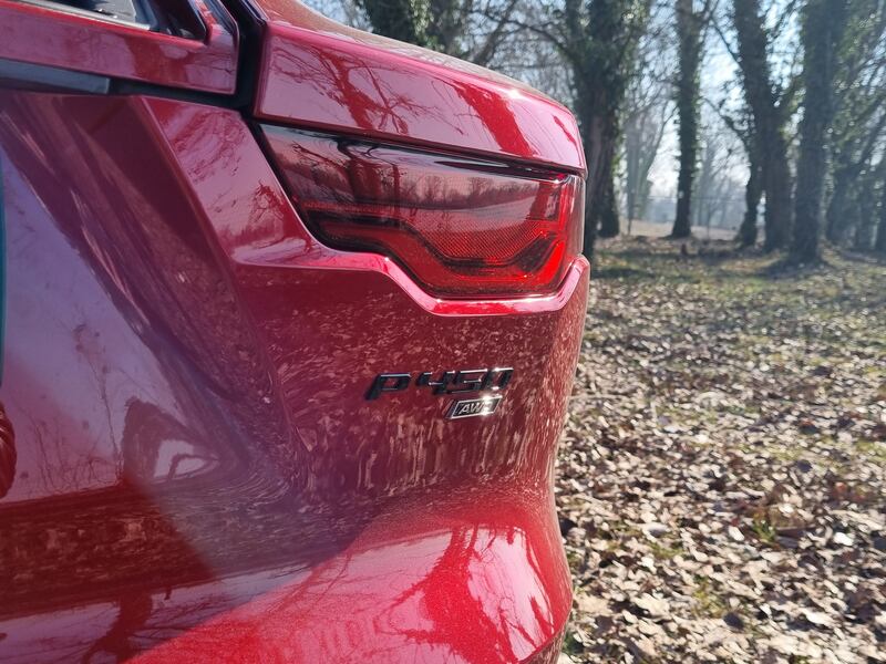 Jaguar F-Type 75 P450, un gioiello in via d’estinzione: guarda le foto 12