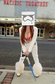 Aspettando Star Wars - Il Risveglio della Forza: attrice si spoglia per strada 15