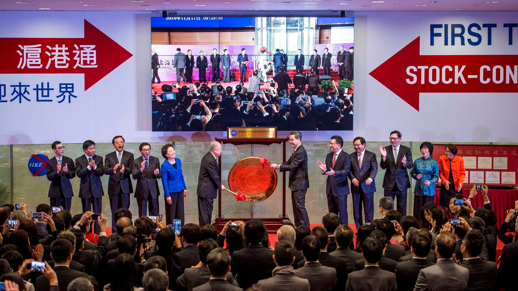 Il Giappone in recessione, la Cina vara la super Borsa Shanghai-Hong Kong