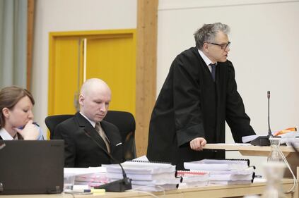 E Breivik in aula fa il saluto nazista 1