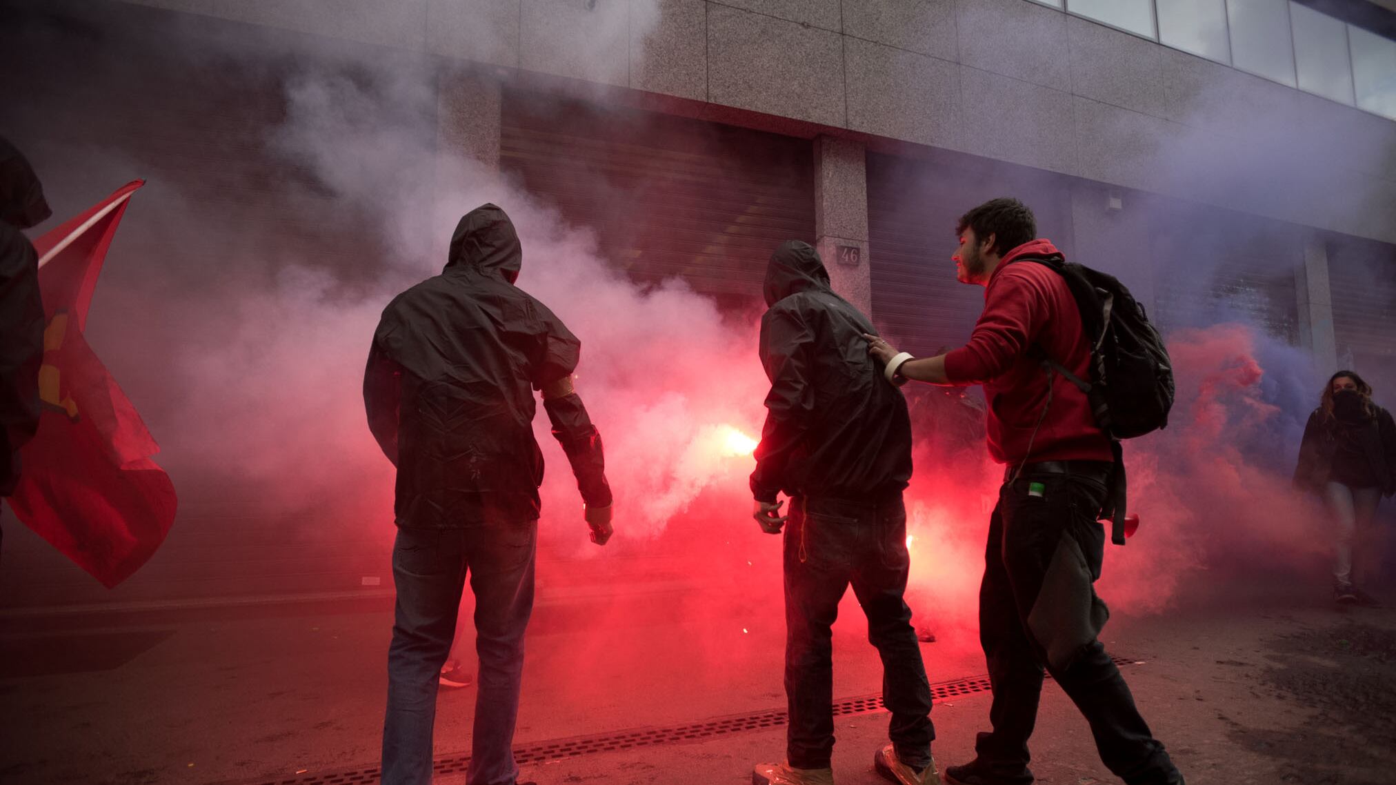 No Expo, scontri tra studenti, anarchici e black bloc