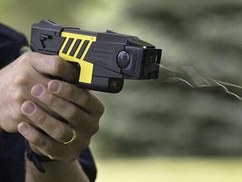 Gabrielli: "Presto i poliziotti italiani avranno a disposizione il taser"