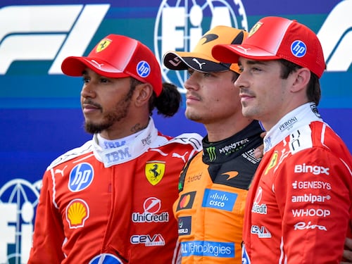 Lewis beffato (e retrocesso): Norris in pole