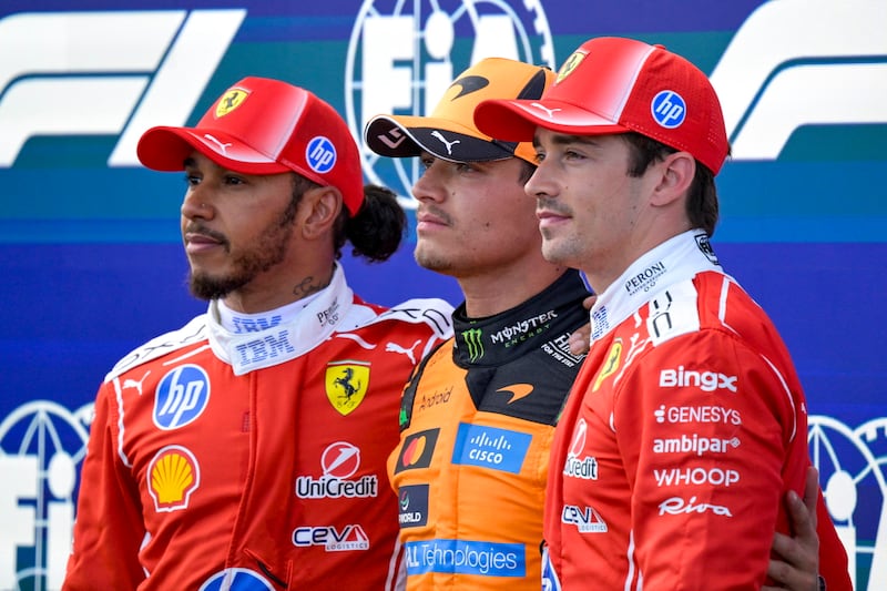 Lewis beffato (e retrocesso): Norris in pole