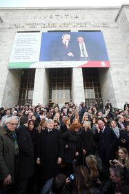 I parlamentari Pdl protestano davanti al Tribunale di Milano 12