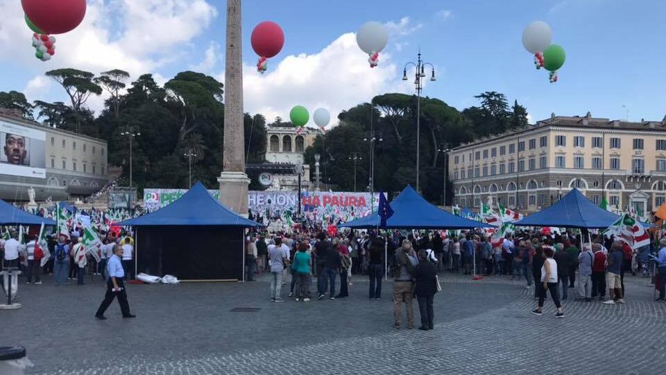 Quella mezza piazza che non rianima il Pd