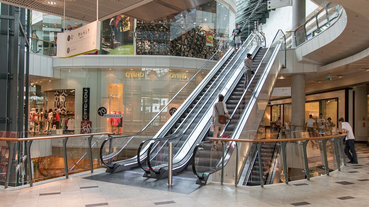 Terrore al centro commerciale: adolescente picchiato e accoltellato da baby gang