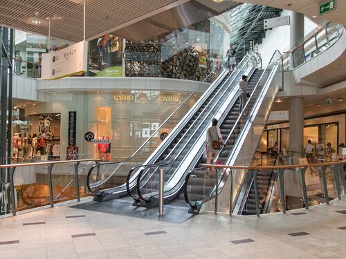 Terrore al centro commerciale: adolescente picchiato e accoltellato da baby gang