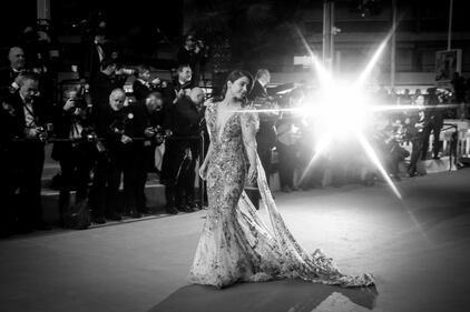 Veli, luci e trasparenze: Hina Khan brilla sul red carpet di Cannes 4
