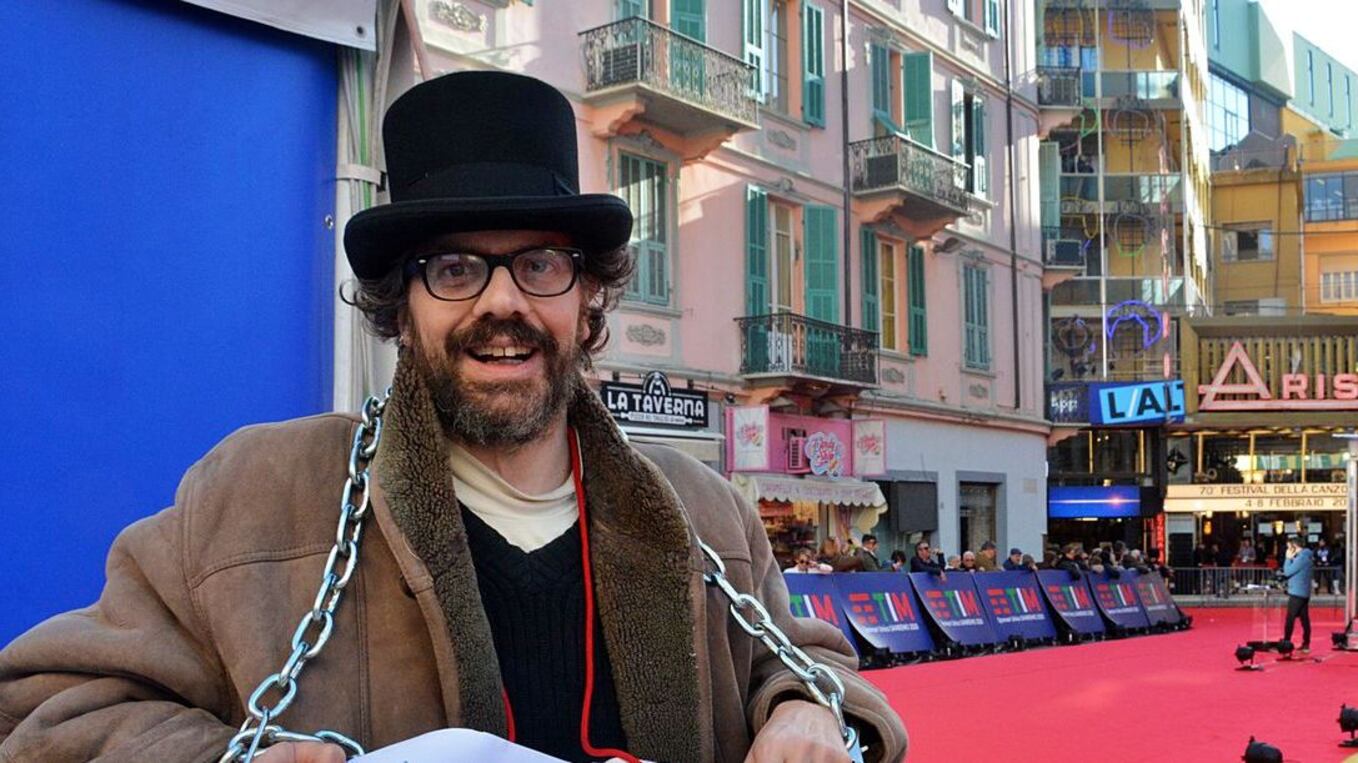 Sciopero della fame davanti l'Ariston. La protesta contro i 5mila euro di multa